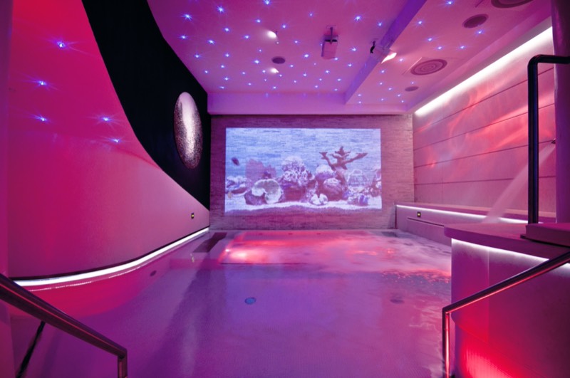 SPA Moon - piscina con proiezioni rosa