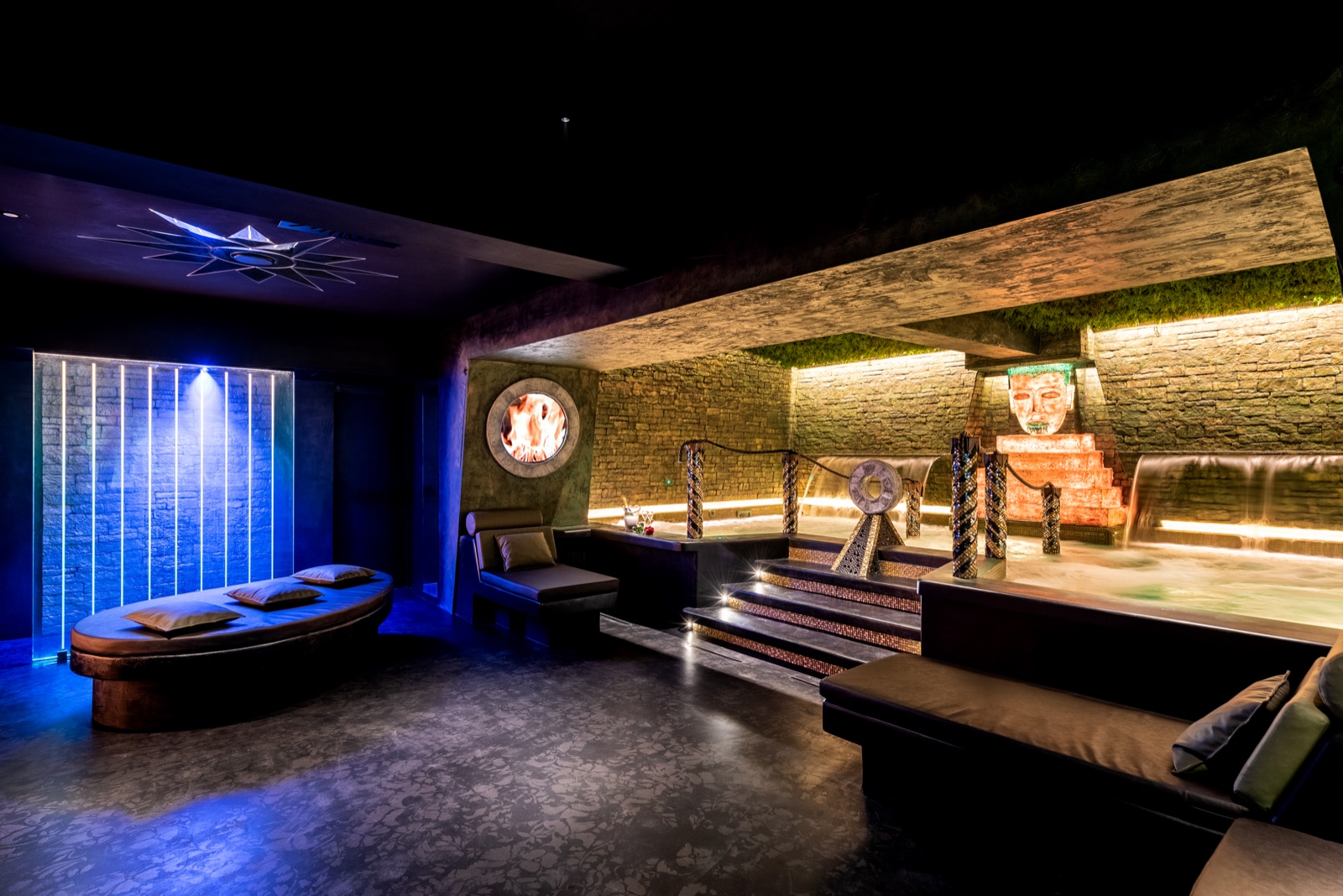 SPA Maya - area lounge con proiezioni e drink fridge