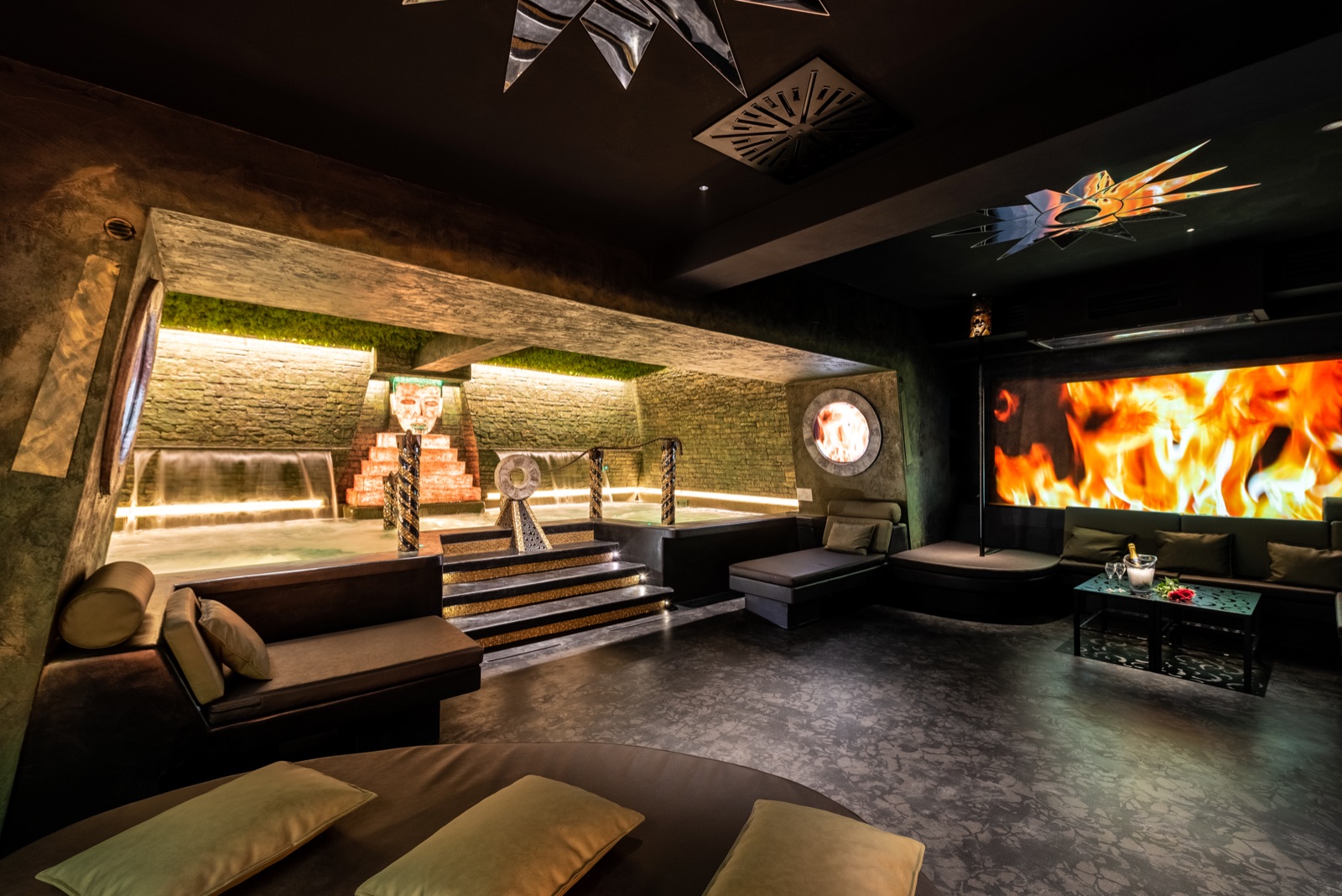 SPA Maya - vista completa della SPA con piramide e piscina